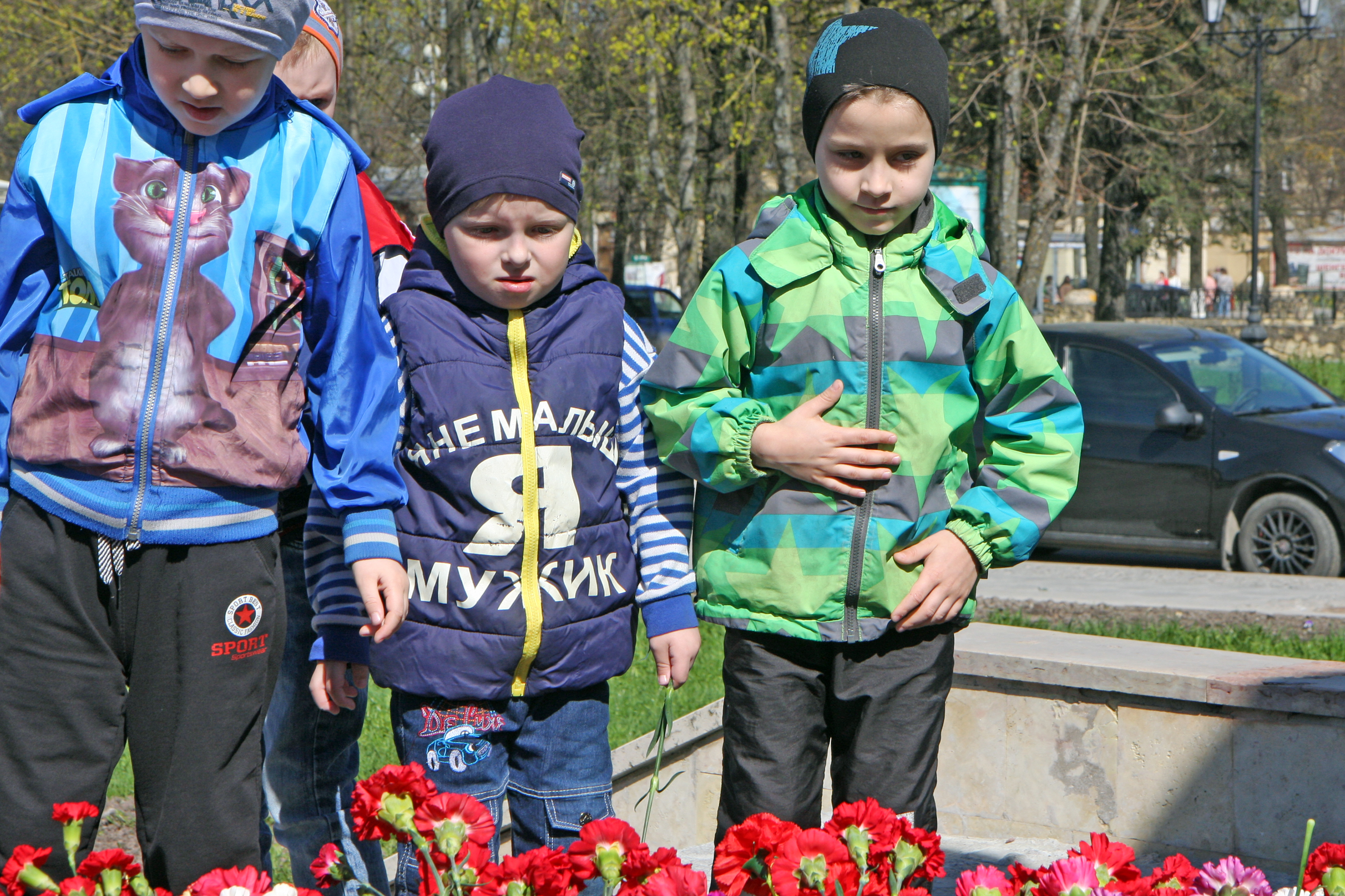 Возложение цветов к памятнику воинам-освободителям