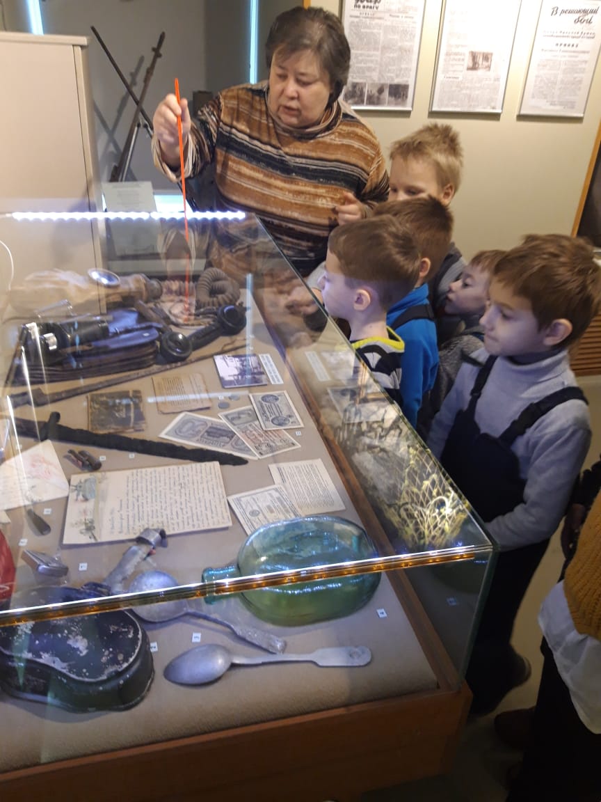 Экскурсия детей старшей группы "Чебурашка" в музей истории Гатчины