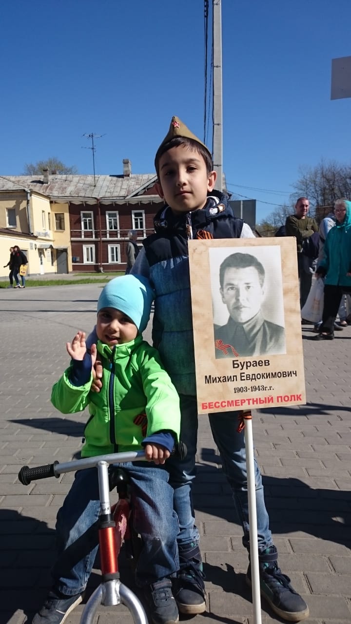 Исмаилов Максим с портретом прадедушки Бураева М.Е.