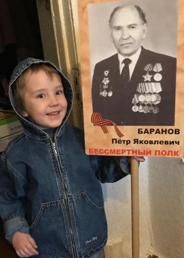 Иванов Дима с портретом родственника-участника ВОВ Баранова П.Я.