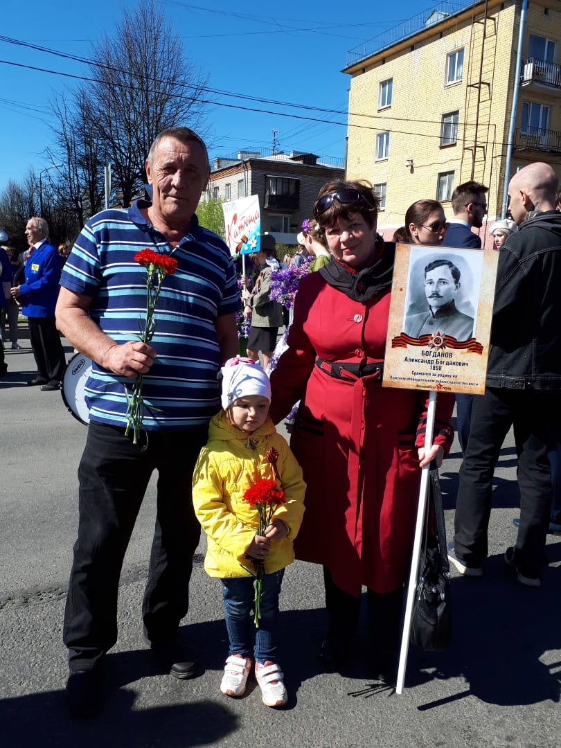 Карамышева Аня с портретом прадедушки