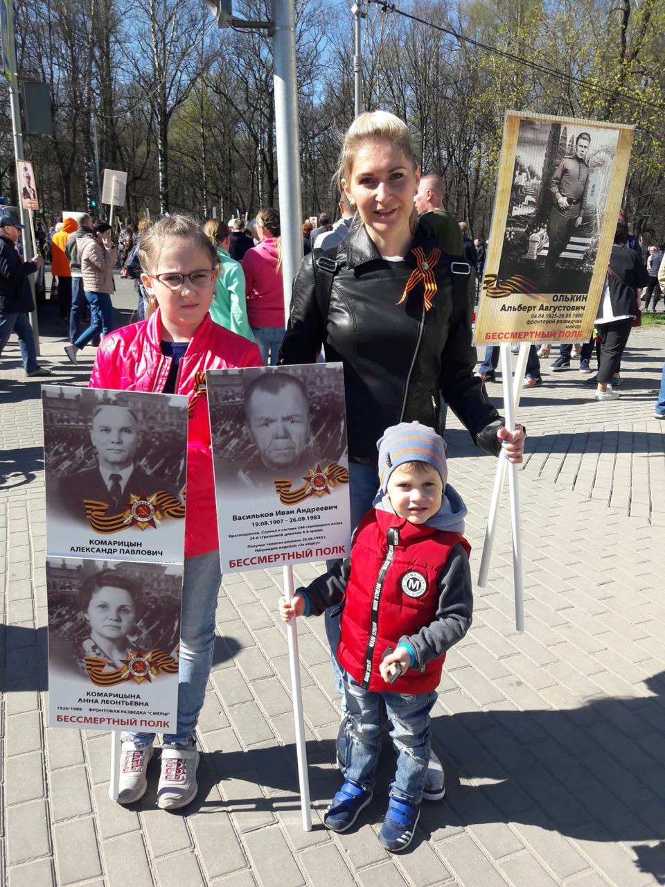Котович Никита с портретами  родственников-участников ВОВ