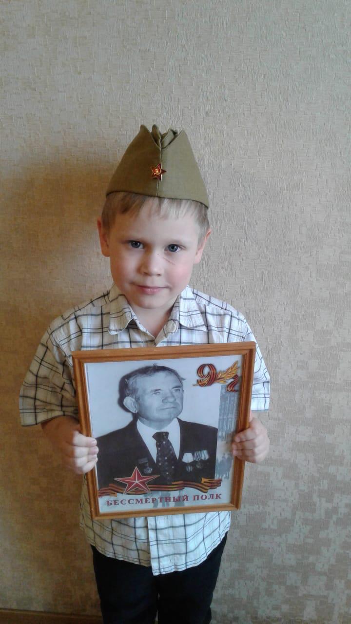 Нерубацкий Иван с портретом прадедушки Георгием Васильевичем
