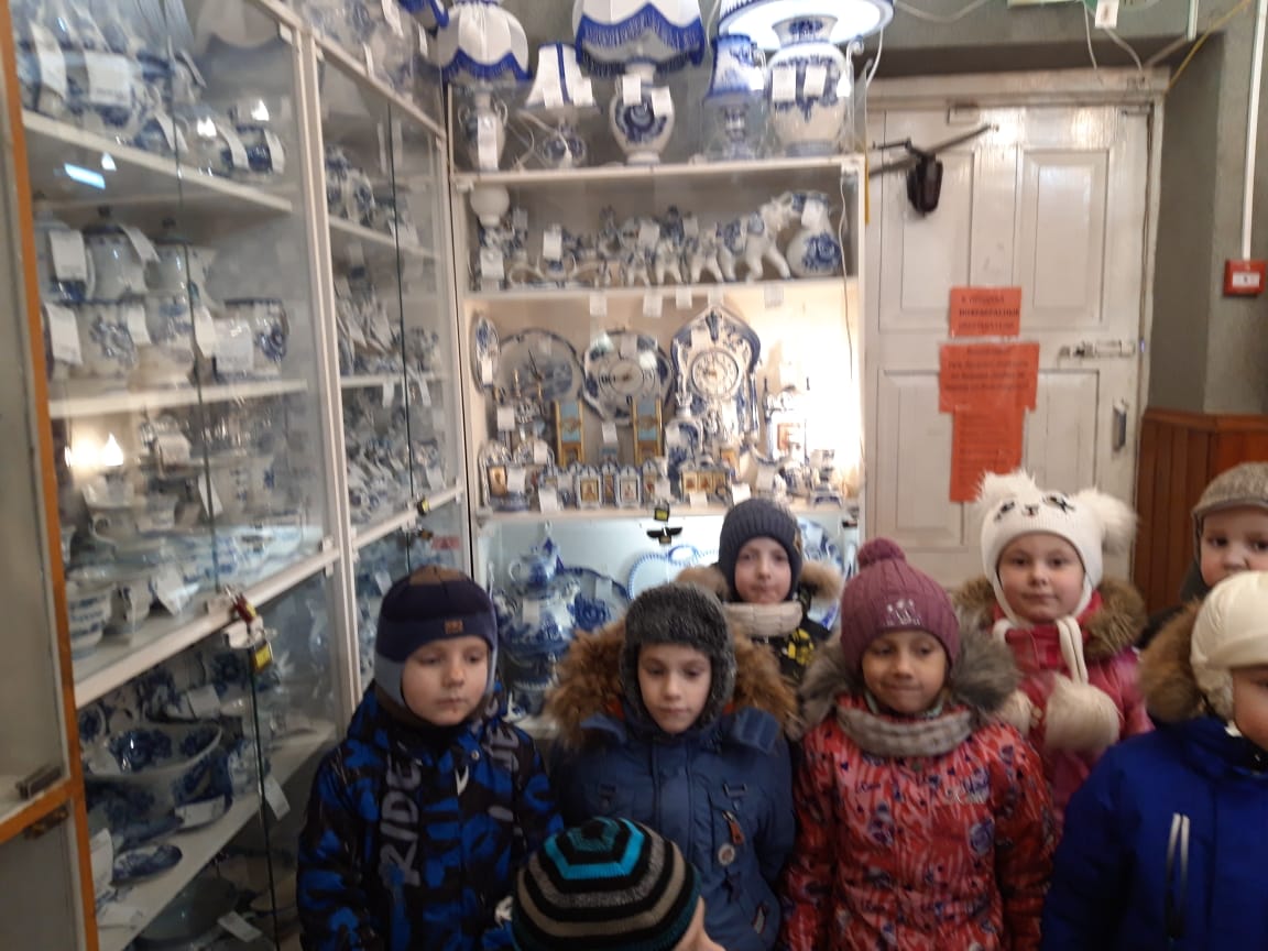 Экскурсия детей старшей группы "Чебурашка" в магазин "Огниво"