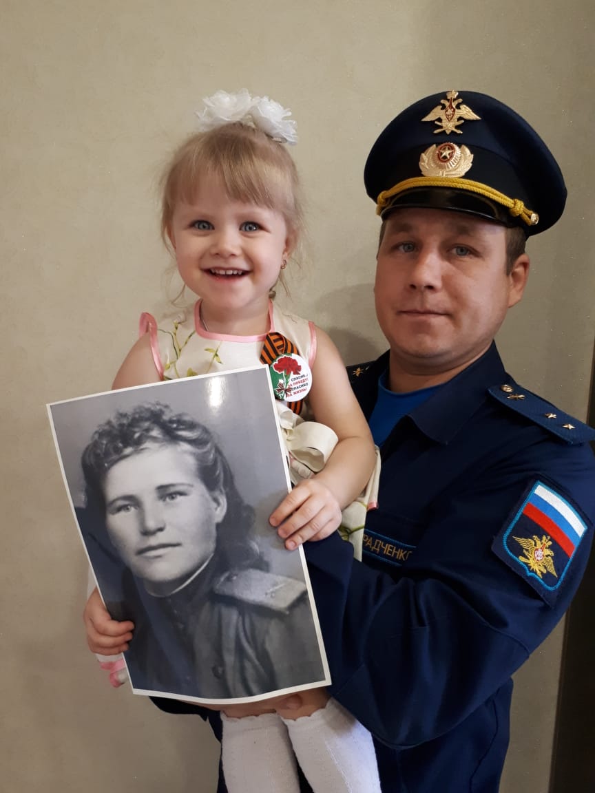 Семья Радченко с портретом прабабушки Радченко А.Н.
