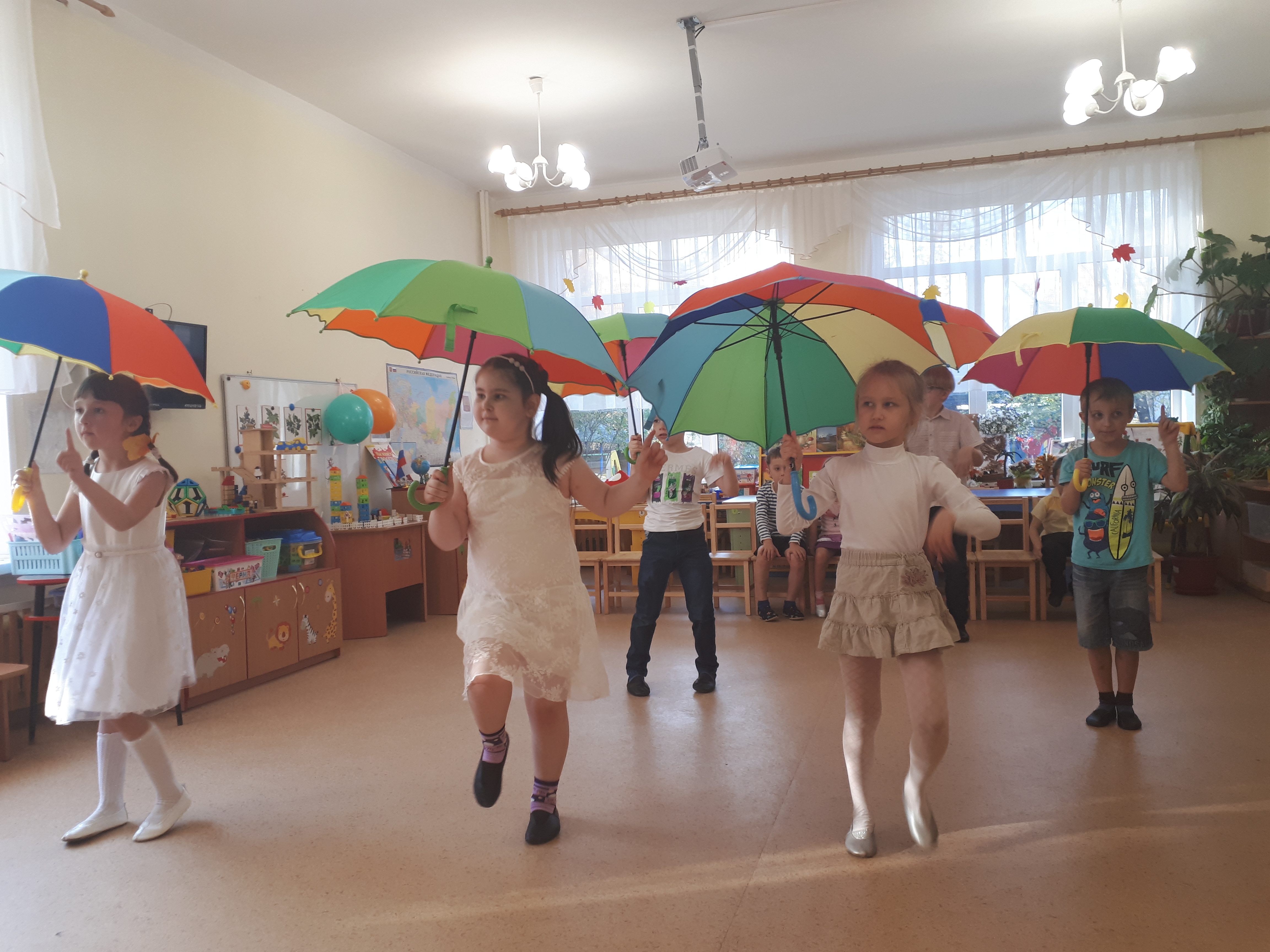 Танец с зонтиками