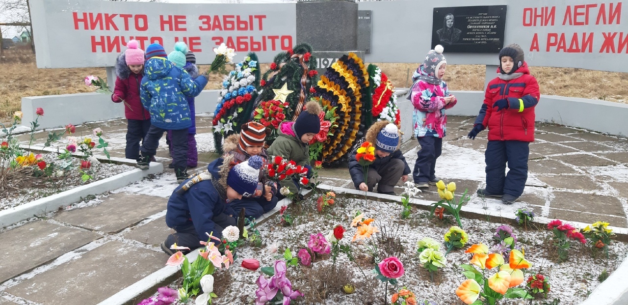 возложение  цветов к памятнику воинам, погибшим во время ВОВ